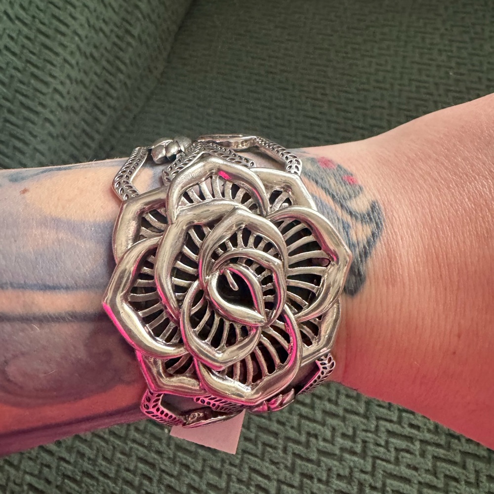 Kendra Scott Ansel Rose Statement Cuff in Vintage Silver - Picture 5 of 6